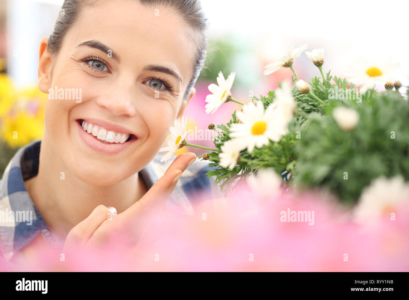 Concetto di primavera, donna sorridente nel giardino di fiori di margherite Foto Stock