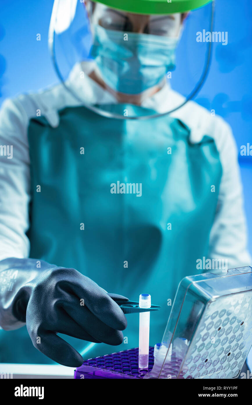 Il tecnico la preparazione di campione biologico per la surgelazione. Foto Stock