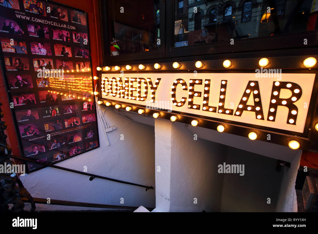 Commedia Cantina, 117 Macdougal St, New York, NY. esterno alla vetrina di un comedy club nel Greenwich Village quartiere di Manhattan. Foto Stock