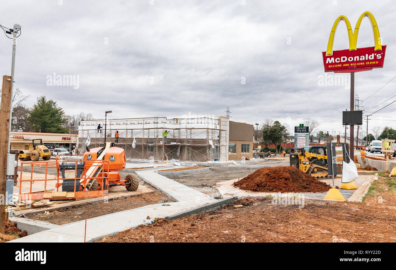 HICKORY, NC, Stati Uniti d'America-3/14/19: un rimodellamento avviene su un vecchio ristorante McDonald's edificio. Lavoratori edili visibile. Foto Stock