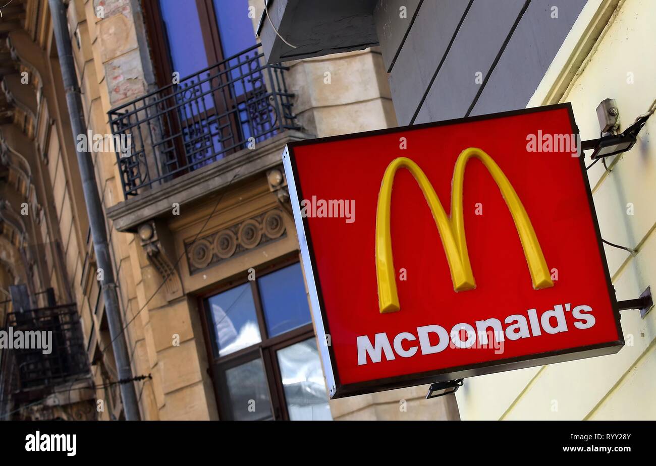 Bucarest, Romania - 10 Ottobre 2018: un logo di McDonald's fast food company è visualizzato sul lato anteriore di un ristorante nei pressi di un vecchio edifici che si trovano Foto Stock