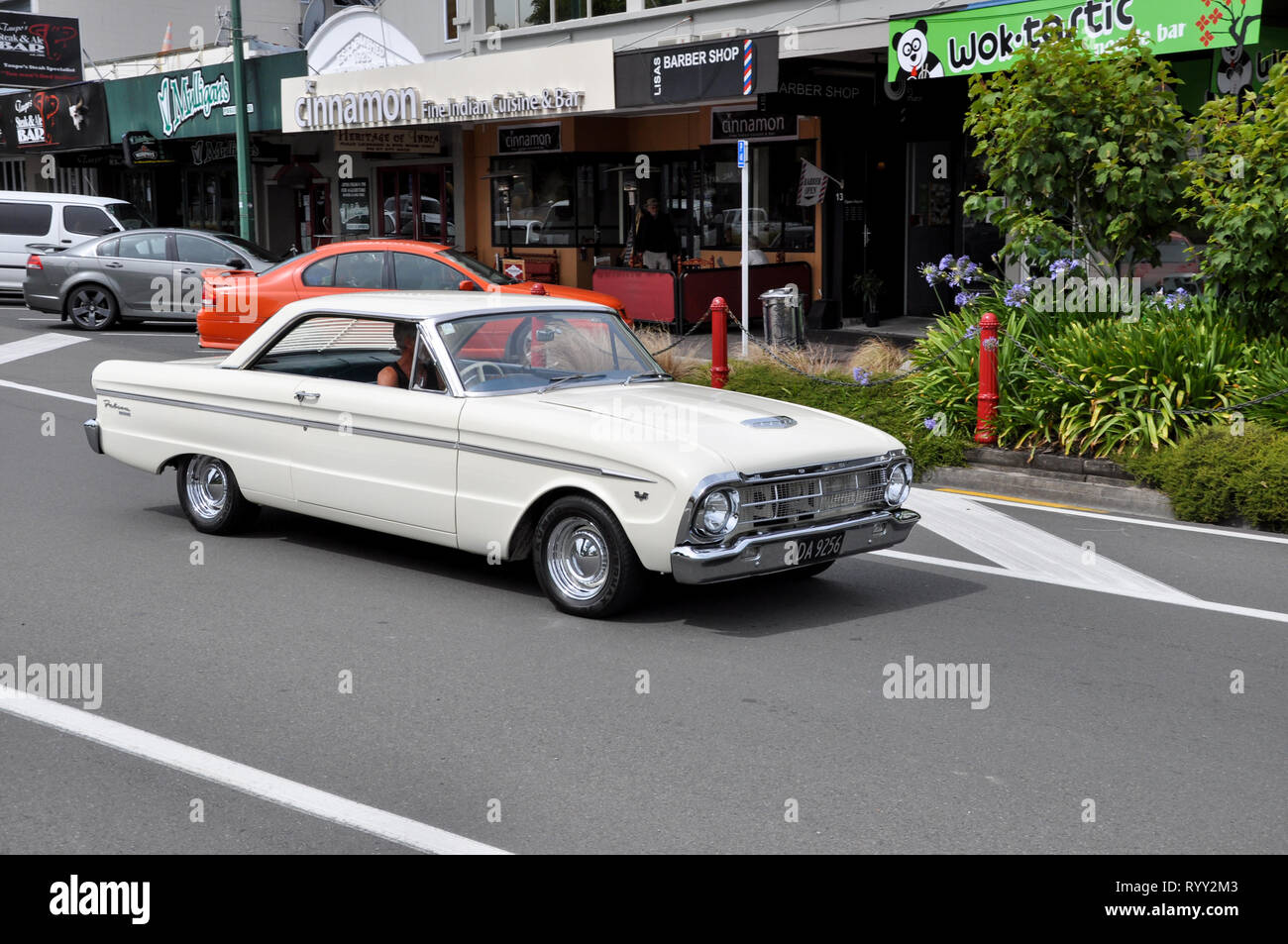Classico Ford Falcon Deluxe car guida attraverso Taupo, Nuova Zelanda una città sull'Isola del nord. Anni sessanta Australian costruito 3 volumi. La vita quotidiana Foto Stock