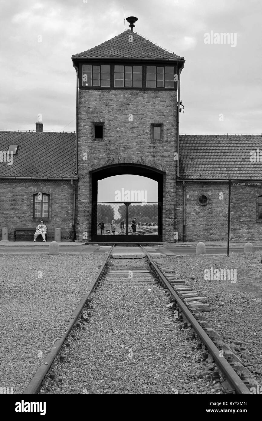 Oswiecim, Polonia - 11 luglio 2018. Il cancello principale e la torre di guardia Birkenau-Auschwitz II Foto Stock