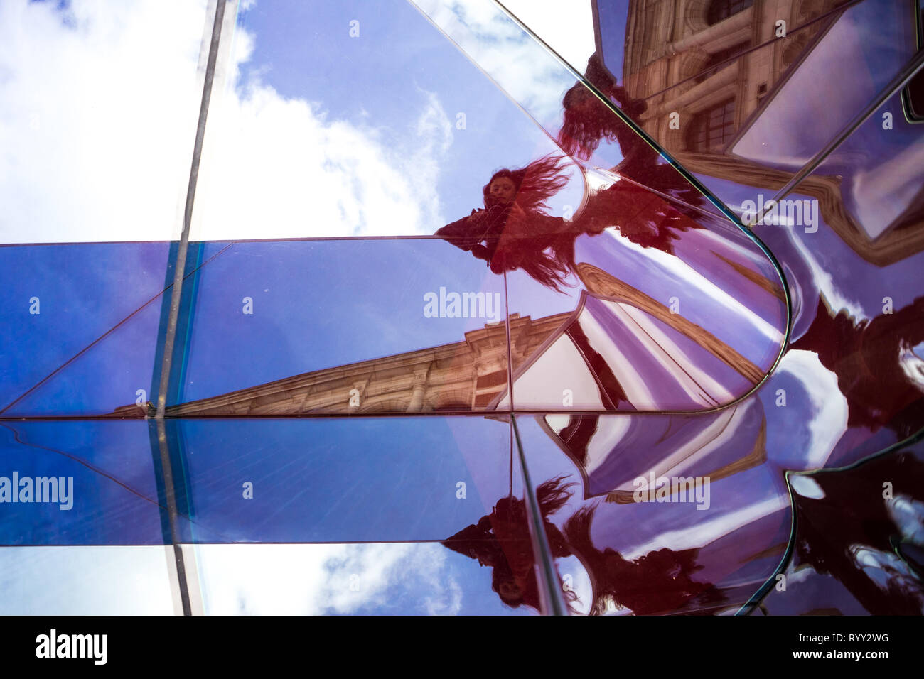 La riflessione astratta della donna su vetro specchiato. Architectural design urbano - Londra Foto Stock