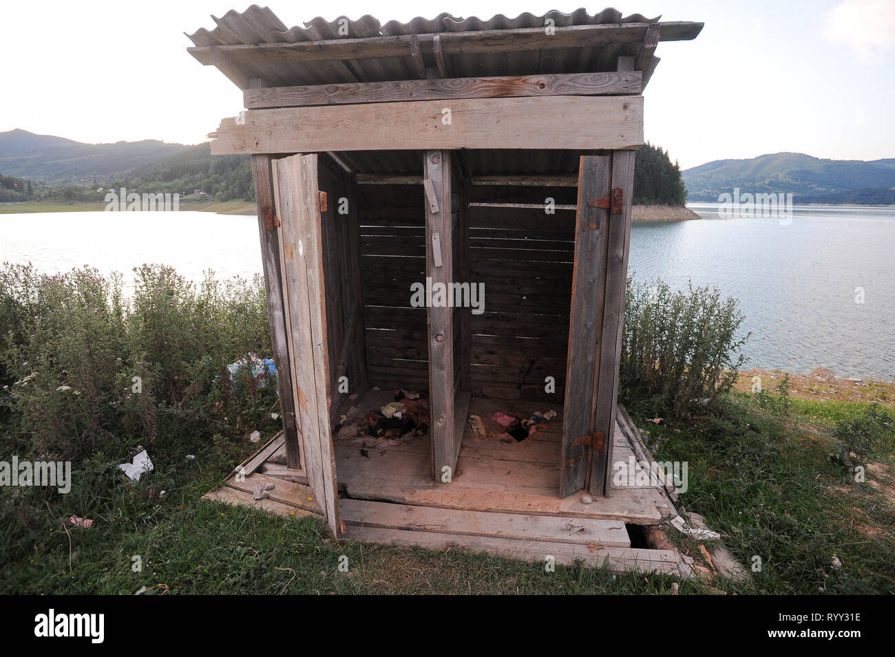 Lacul Izvorul Muntelui (Lago di Bicaz) in Bicaz, Romania. 22 luglio 2009 © Wojciech Strozyk / Alamy Stock Photo Foto Stock