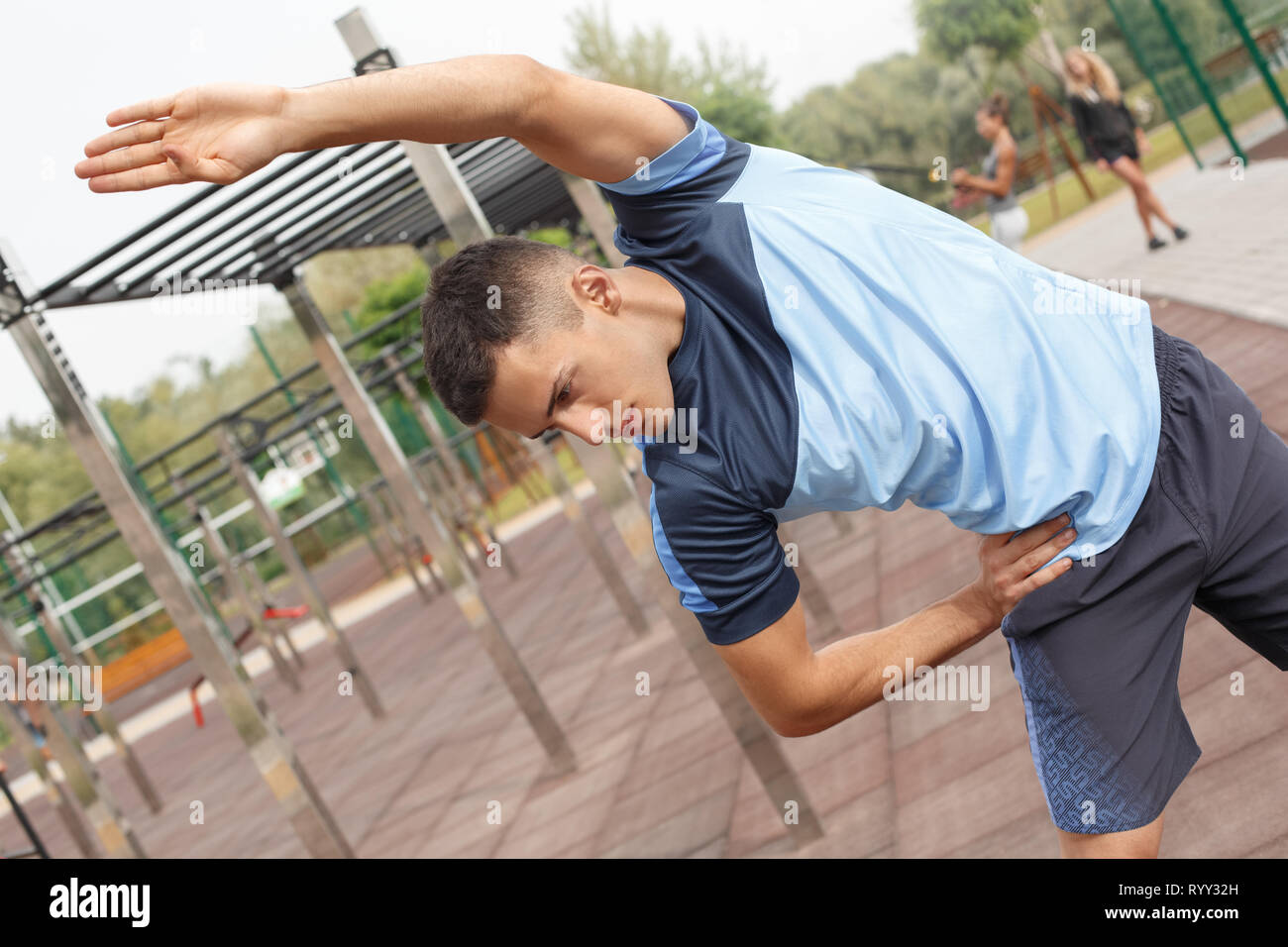Uno stile di vita sano. Giovane uomo esercizio all'aperto appoggiandosi a destra pensieroso close-up Foto Stock