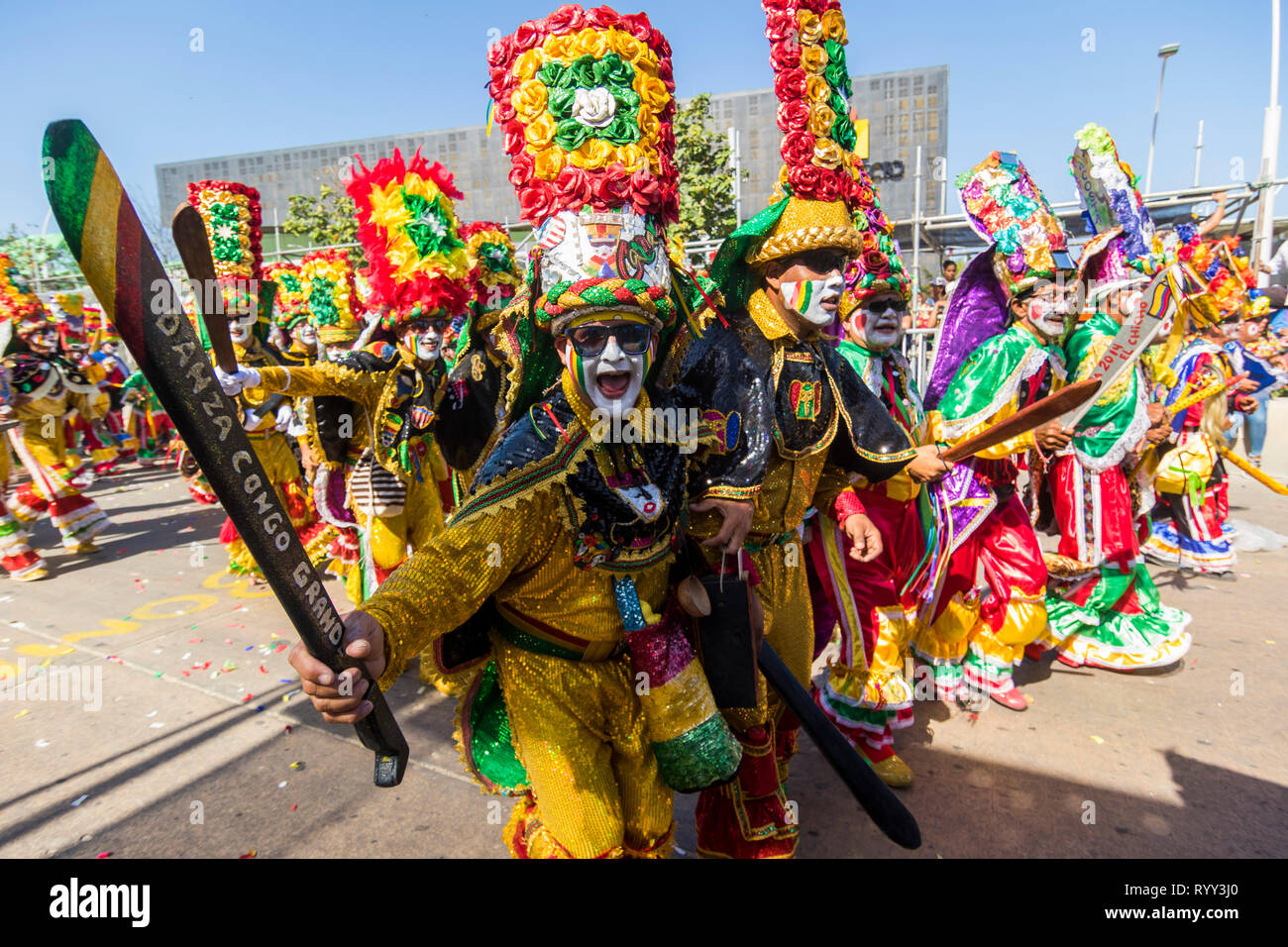 Gruppo di persone vestite in costume del congo. La battaglia dei fiori è un evento che si svolge il sabato del carnevale. Si tratta di una sfilata di carri allegorici, compar Foto Stock