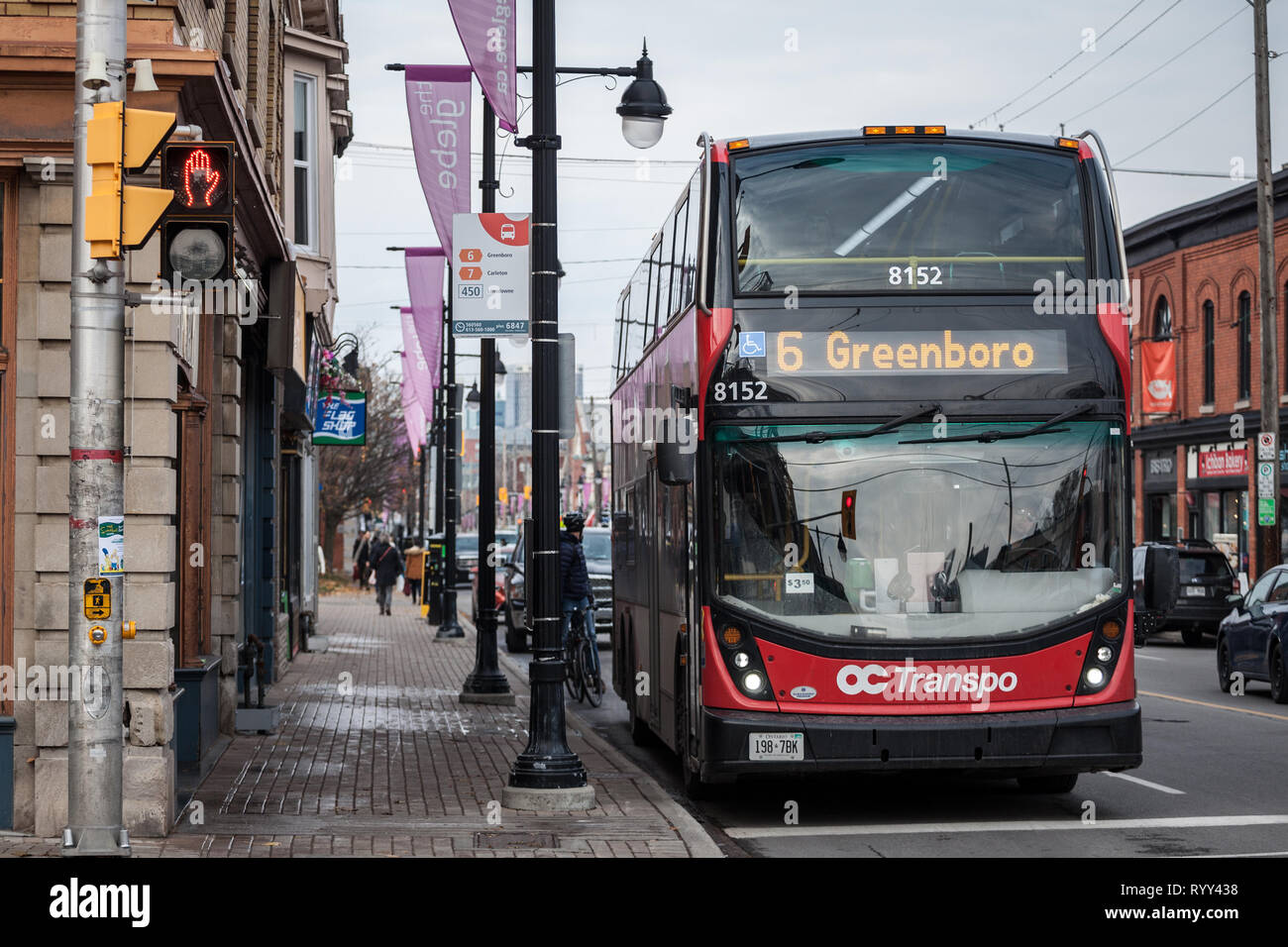 OTTAWA, Canada - 12 novembre 2018: OC Transpo logo su uno dei loro autobus urbano nel centro cittadino di Ottawa. OC Transpo è il pubblico urbano sist. di trasporto Foto Stock