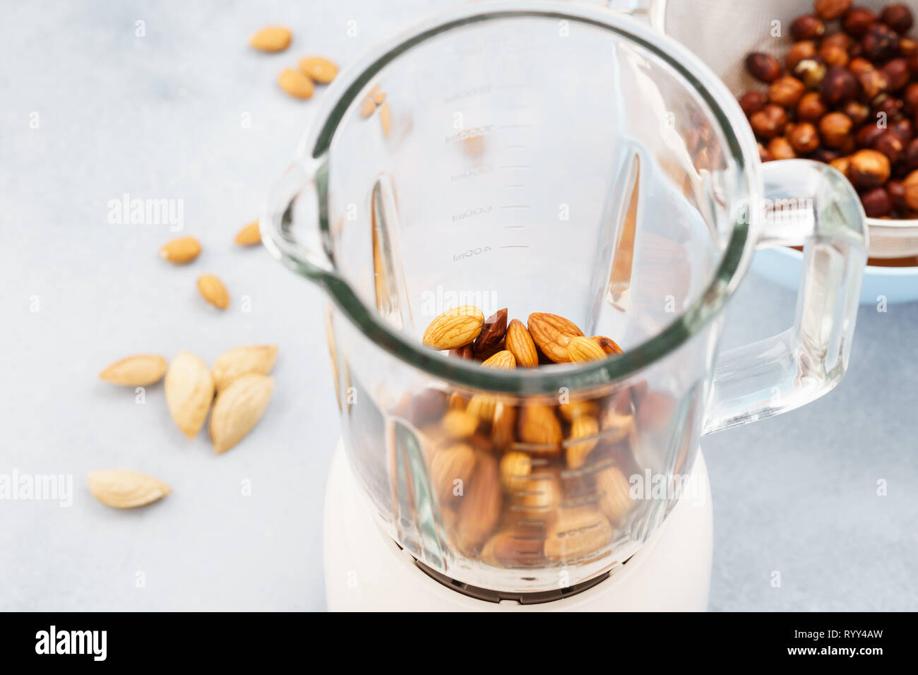 Imbevuto le mandorle nel frullatore. Rendendo il dado vegano latte. Senza lattosio. Ricetta Step by step. Foto Stock