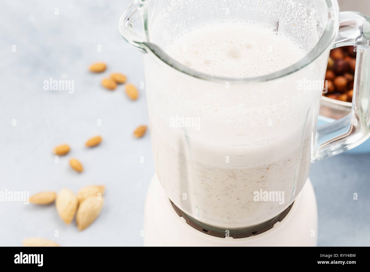 Il dado in casa il latte nel frullatore e ingredienti. Rendendo dairy-free, assenza di lattosio del latte. Ricetta Step by step. Foto Stock