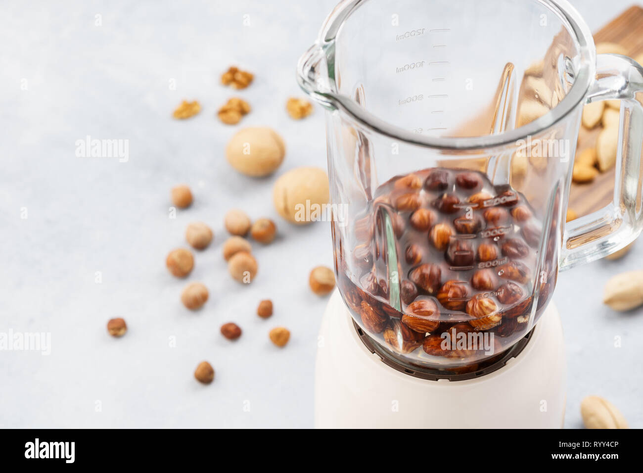 Imbevuto di nocciole in Blender. Rendendo il dado vegano latte. Senza lattosio. Ricetta Step by step. Foto Stock