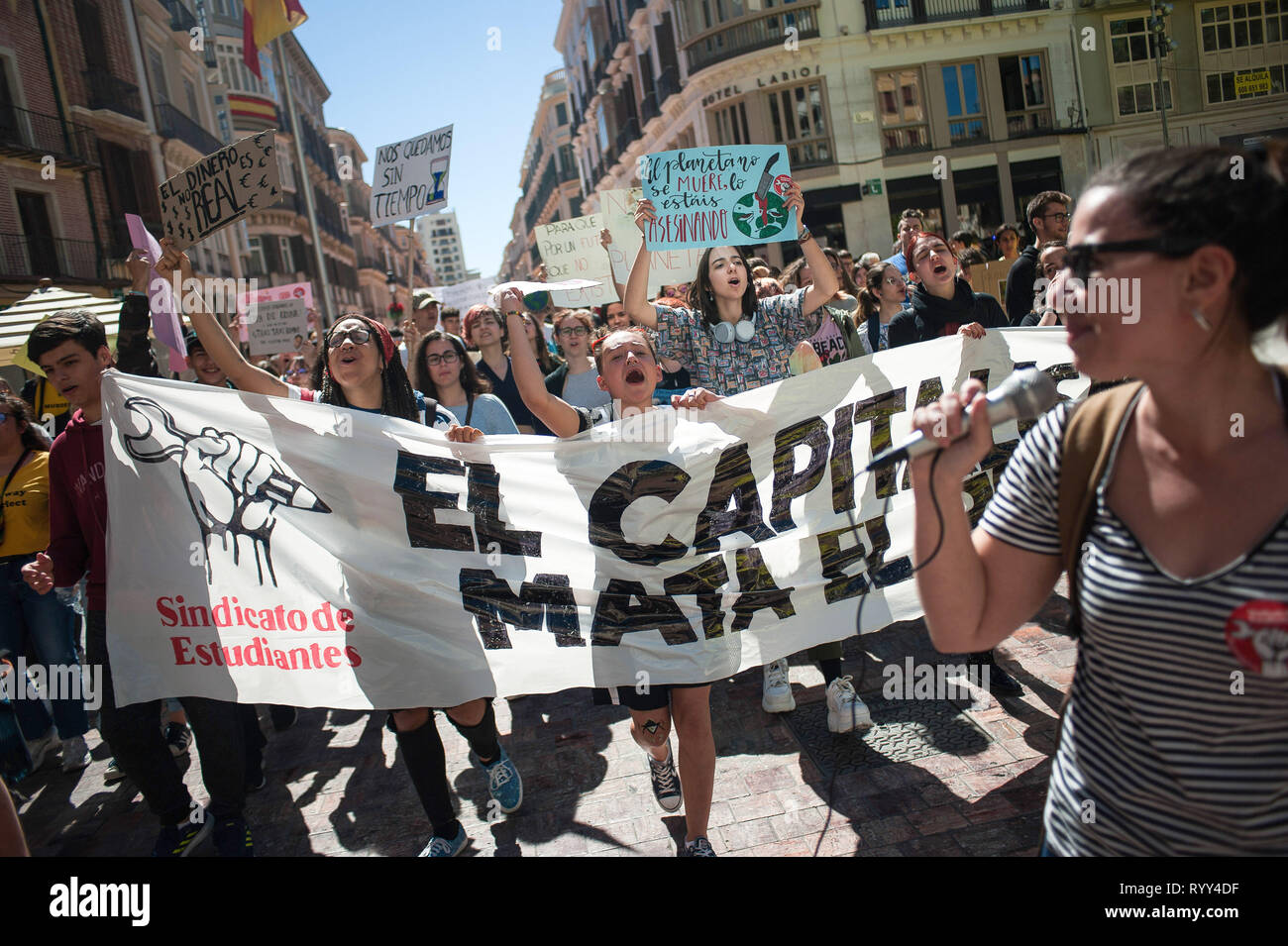 Gli studenti visto marching portando un grande striscione che dice "il capitalismo uccide il pianeta' durante la protesta. Sotto lo slogan emergenza climatica, migliaia di persone protestano contro il cambiamento climatico e il riscaldamento globale durante il generale sciopero degli studenti. Il movimento internazionale "il venerdì per il futuro", guidato dalla svedese giovane studente attivista e ambientalista Thunberg Greta, la domanda di provvedimenti urgenti per la lotta contro il cambiamento climatico. Foto Stock