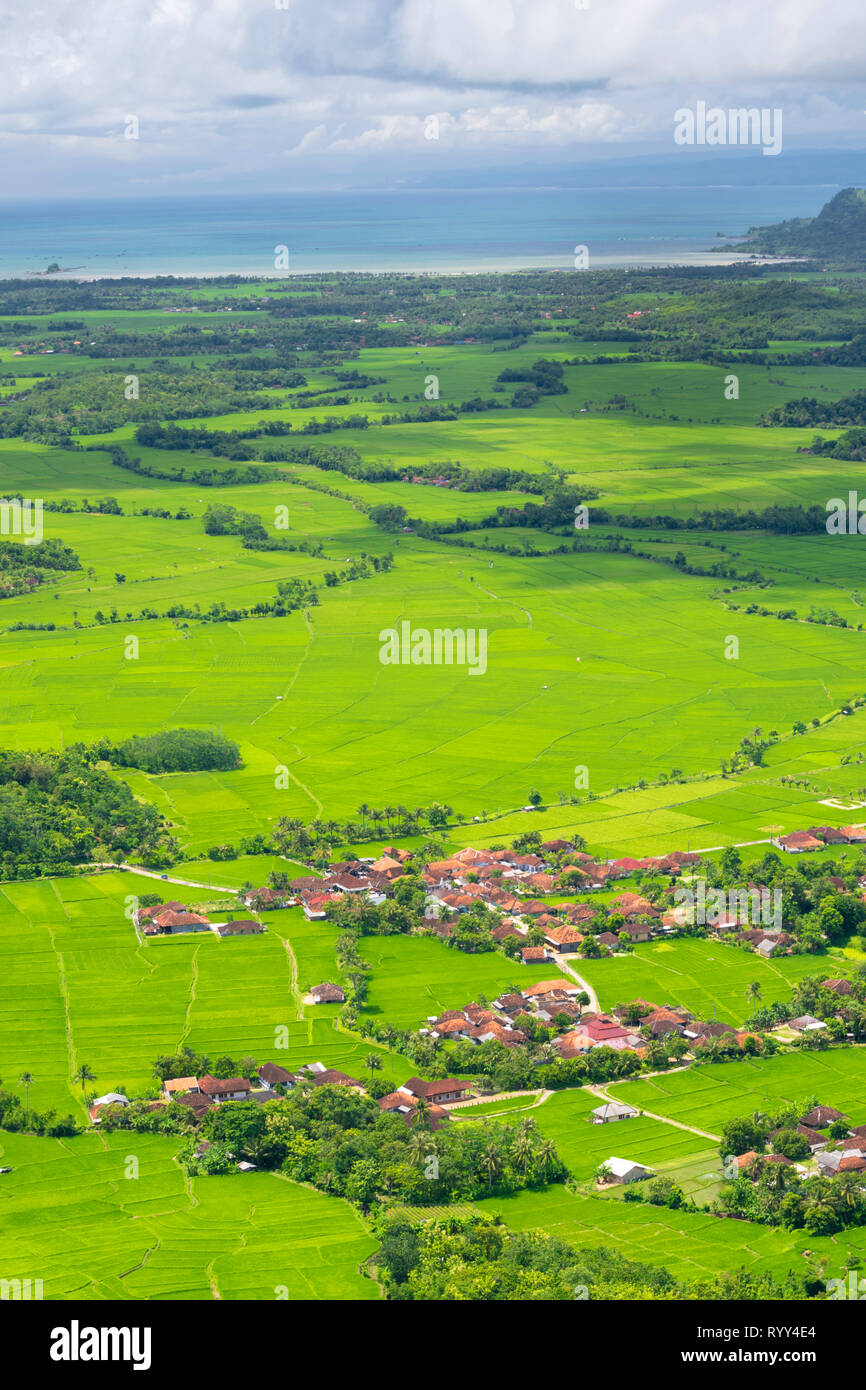 Abbastanza scenario della valle Ciletuh, il focolare di Ciletuh - Palabuhanratu Geopark, un'UNESCO Global Geopark nel West Java. Foto Stock