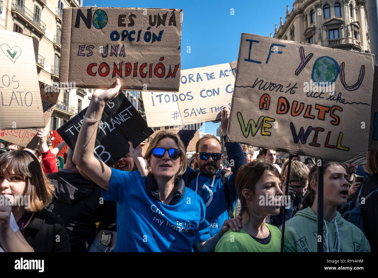 I dimostranti sono visti tenendo cartelloni durante la protesta. Protesta  contro il cambiamento climatico, migliaia di giovani provenienti da tutto  il mondo hanno mobilitato con l'impatto del riscaldamento globale convocata  dal venerdì