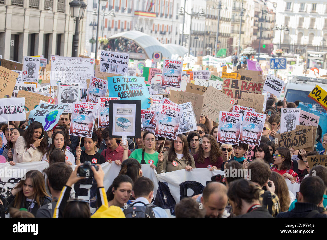 Gli studenti sono visti tenendo cartelloni durante la dimostrazione. Centinaia di studenti di spagnolo a Madrid partecipa al movimento globale 'venerdì per il futuro " la richiesta di provvedimenti contro il cambiamento climatico e la tutela dell'ambiente. Foto Stock