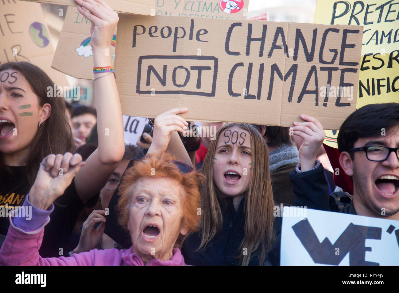 I dimostranti sono visti gridando slogan durante la dimostrazione. Centinaia di studenti di spagnolo a Madrid partecipa al movimento globale 'venerdì per il futuro " la richiesta di provvedimenti contro il cambiamento climatico e la tutela dell'ambiente. Foto Stock