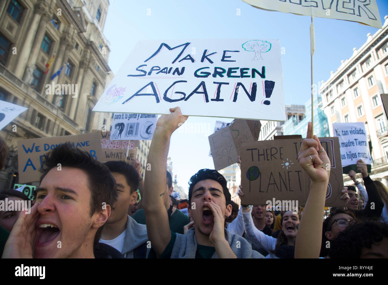 I dimostranti sono visti gridando slogan durante la dimostrazione. Centinaia di studenti di spagnolo a Madrid partecipa al movimento globale 'venerdì per il futuro " la richiesta di provvedimenti contro il cambiamento climatico e la tutela dell'ambiente. Foto Stock