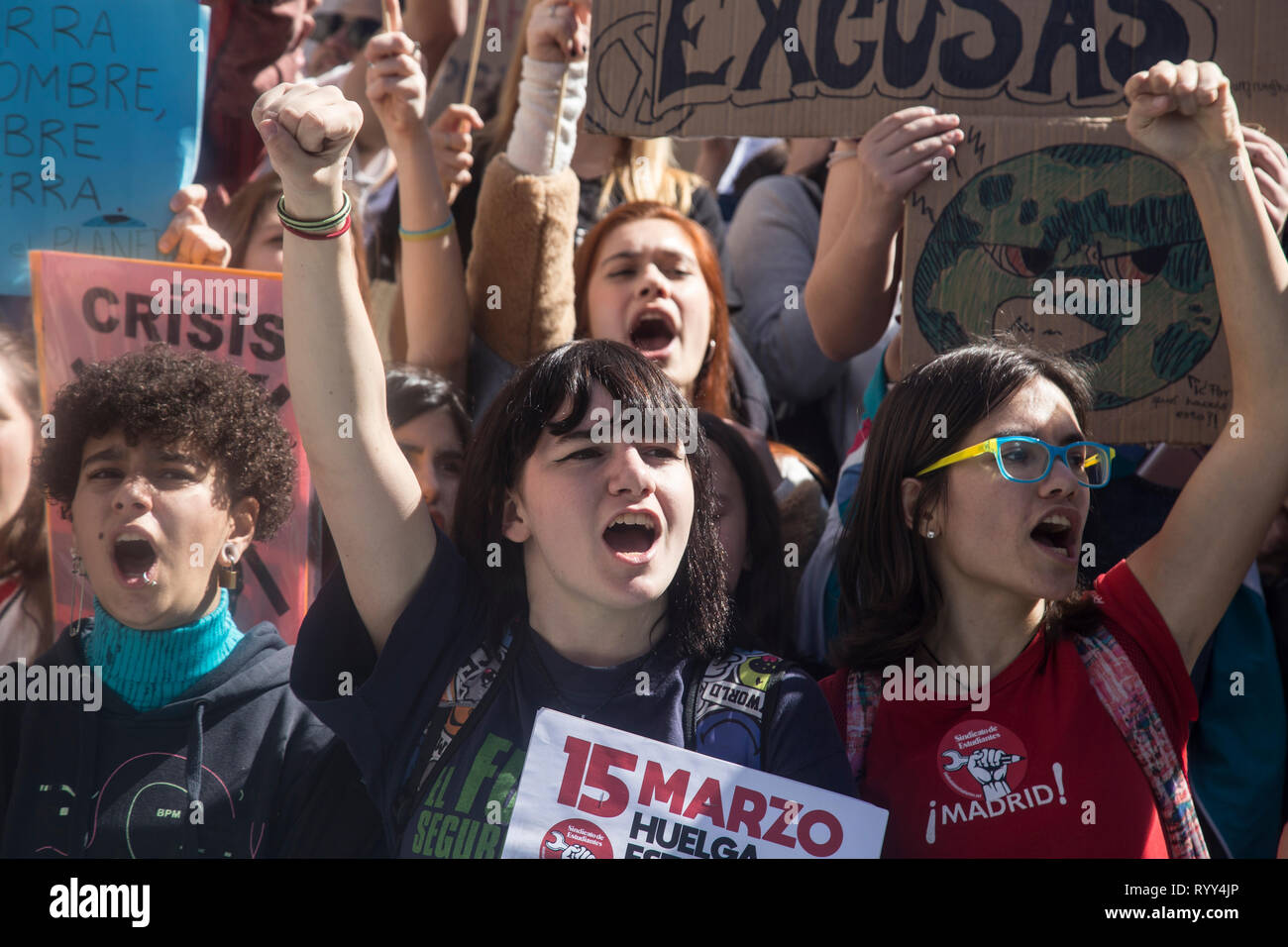 Gli attivisti hanno visto gridando slogan durante la dimostrazione. Centinaia di studenti di spagnolo a Madrid partecipa al movimento globale 'venerdì per il futuro " la richiesta di provvedimenti contro il cambiamento climatico e la tutela dell'ambiente. Foto Stock