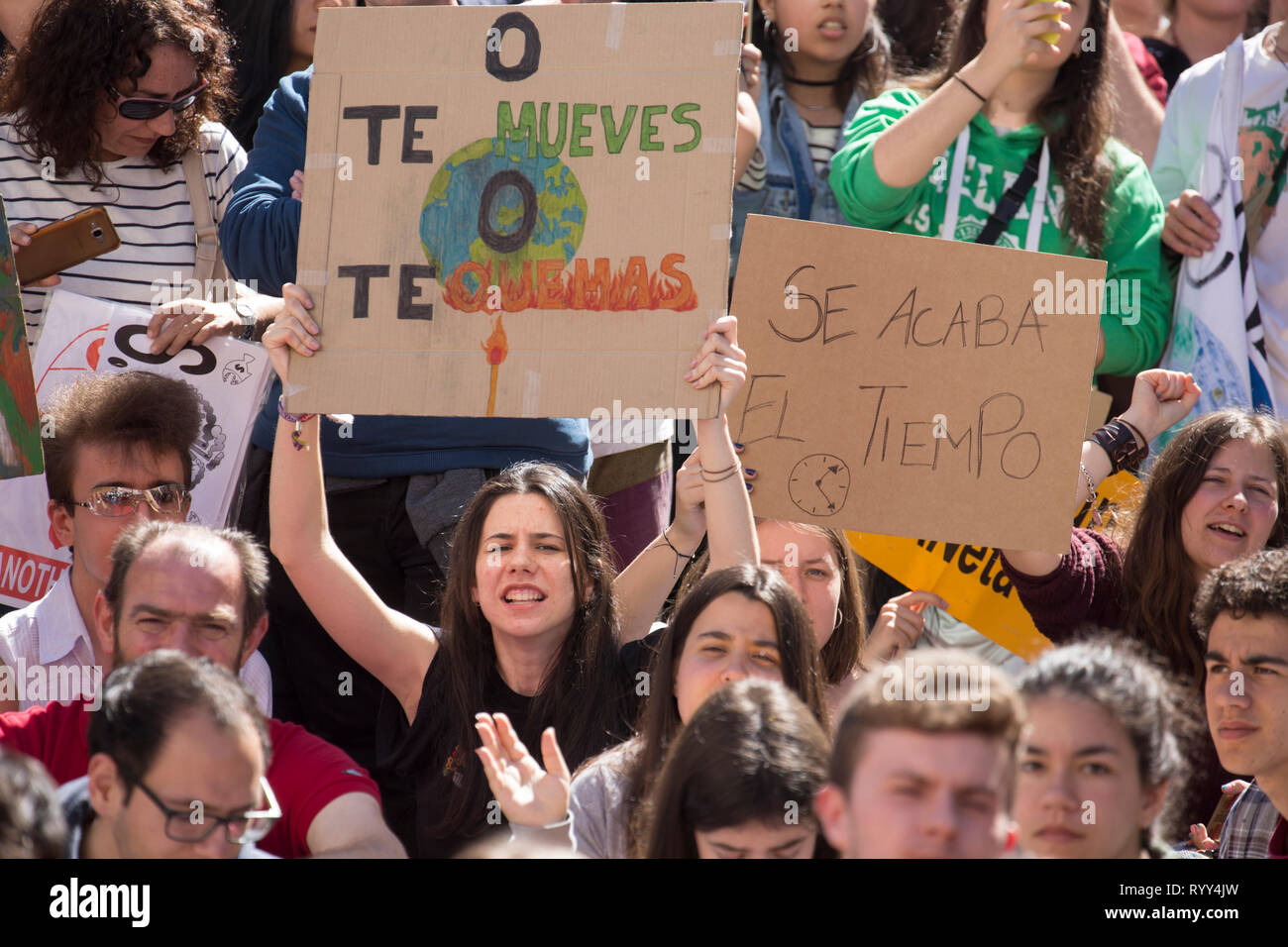 I dimostranti sono visti tenendo cartelloni durante la dimostrazione. Centinaia di studenti di spagnolo a Madrid partecipa al movimento globale 'venerdì per il futuro " la richiesta di provvedimenti contro il cambiamento climatico e la tutela dell'ambiente. Foto Stock