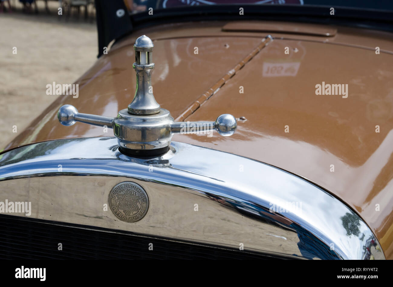Tappo e badge del radiatore 1927 Dodge 3.7 litri, 4 cilindri, 24.8 hp cabriolet auto in mostra vicino Tamworth Australia. Foto Stock