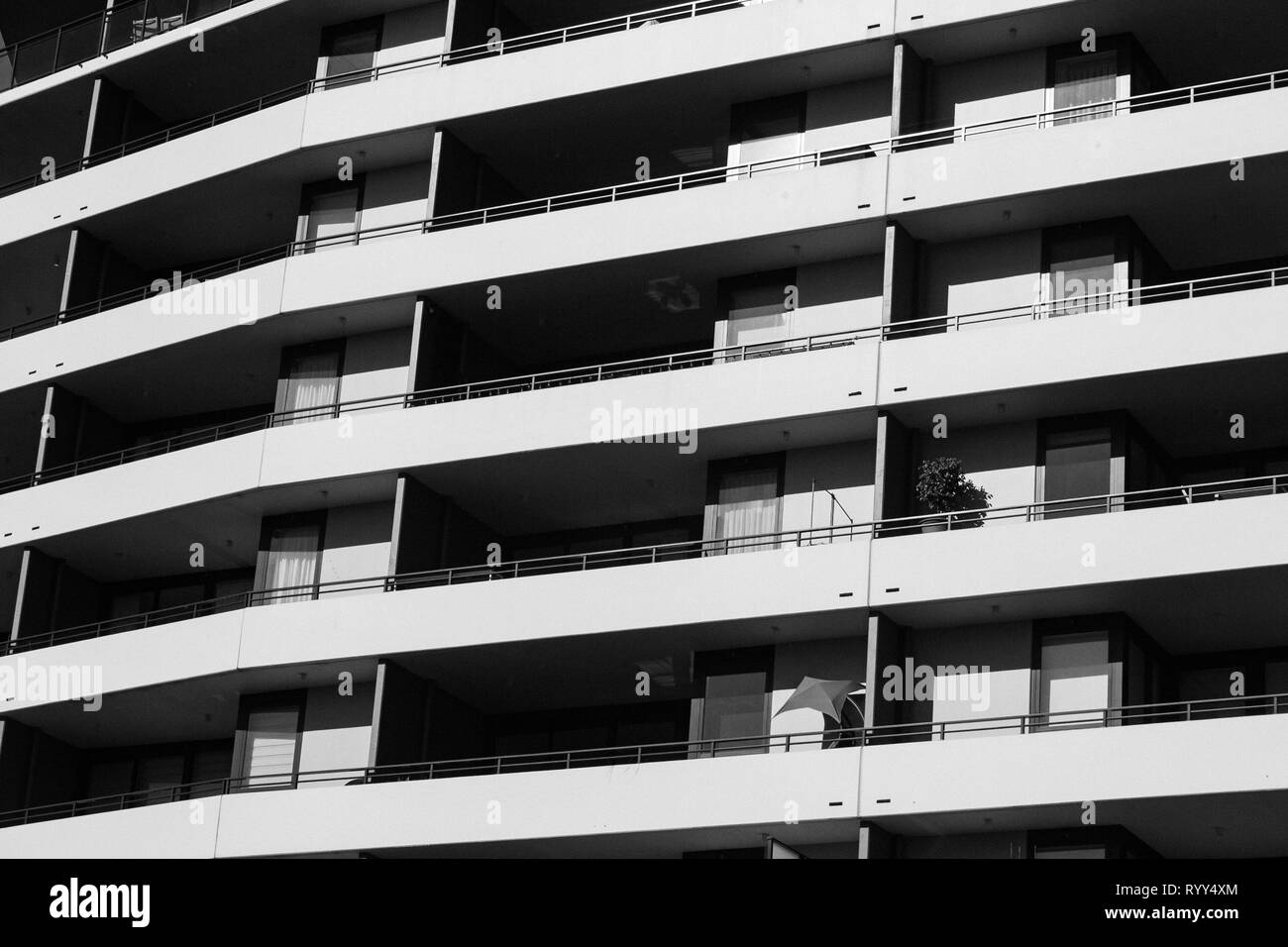 Fila di balconi generico su edificio di appartamenti. Foto Stock