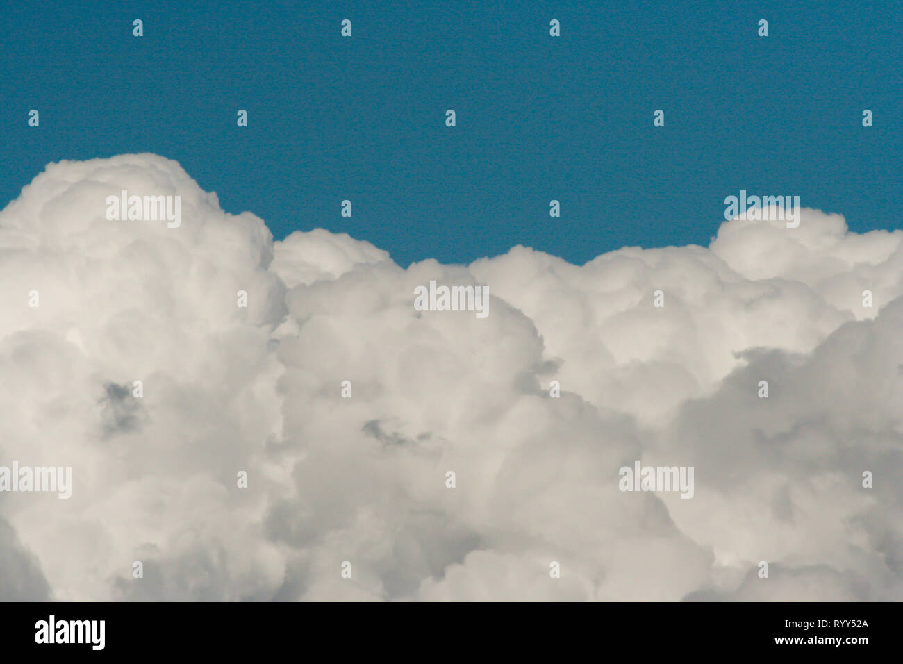 Nuvole nel cielo prima della tempesta in arrivo Foto Stock