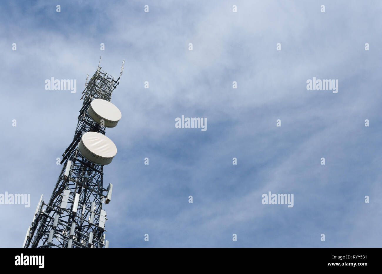 La torre delle comunicazioni contro un cielo nuvoloso Foto Stock