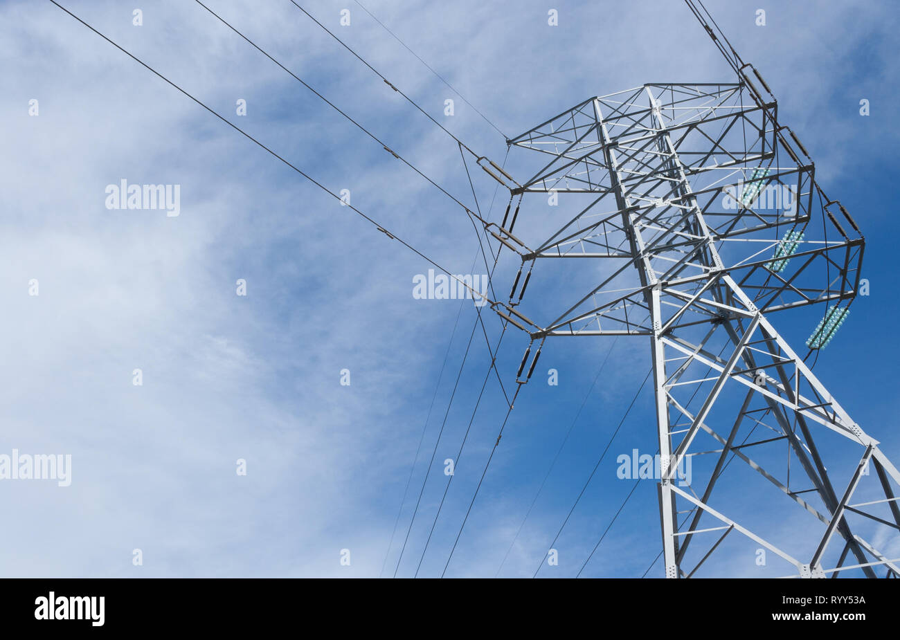 Linee elettriche ad alta tensione che passa attraverso una torre Foto Stock