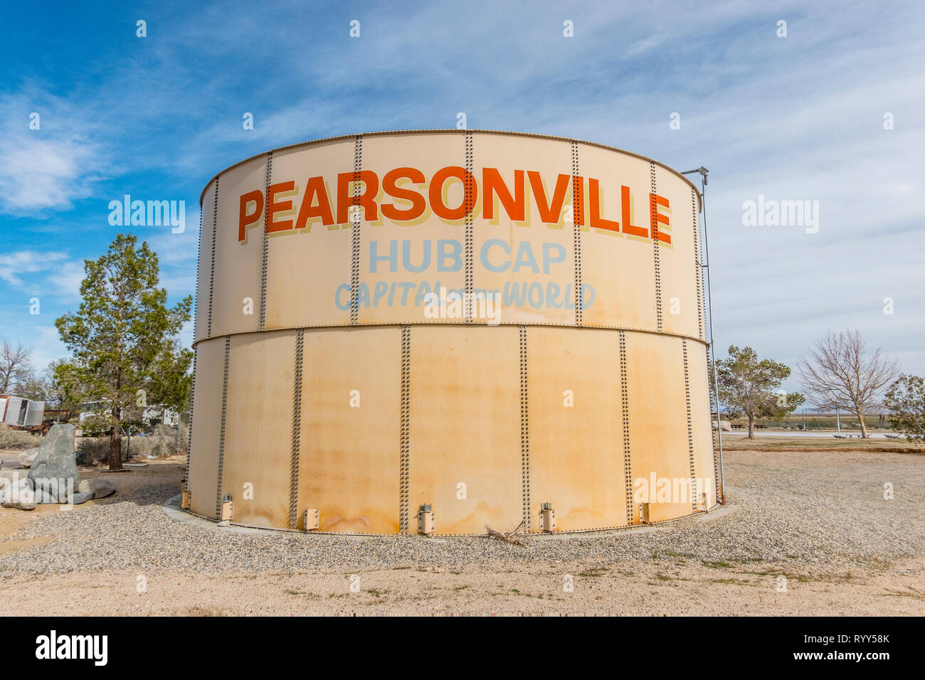 Un grande serbatoio acqua a semi città fantasma di Pearsonville, California che ha dipinto su di esso 'Coprimozzo capitale di tutto il mondo a causa della raccolta di 8 Foto Stock