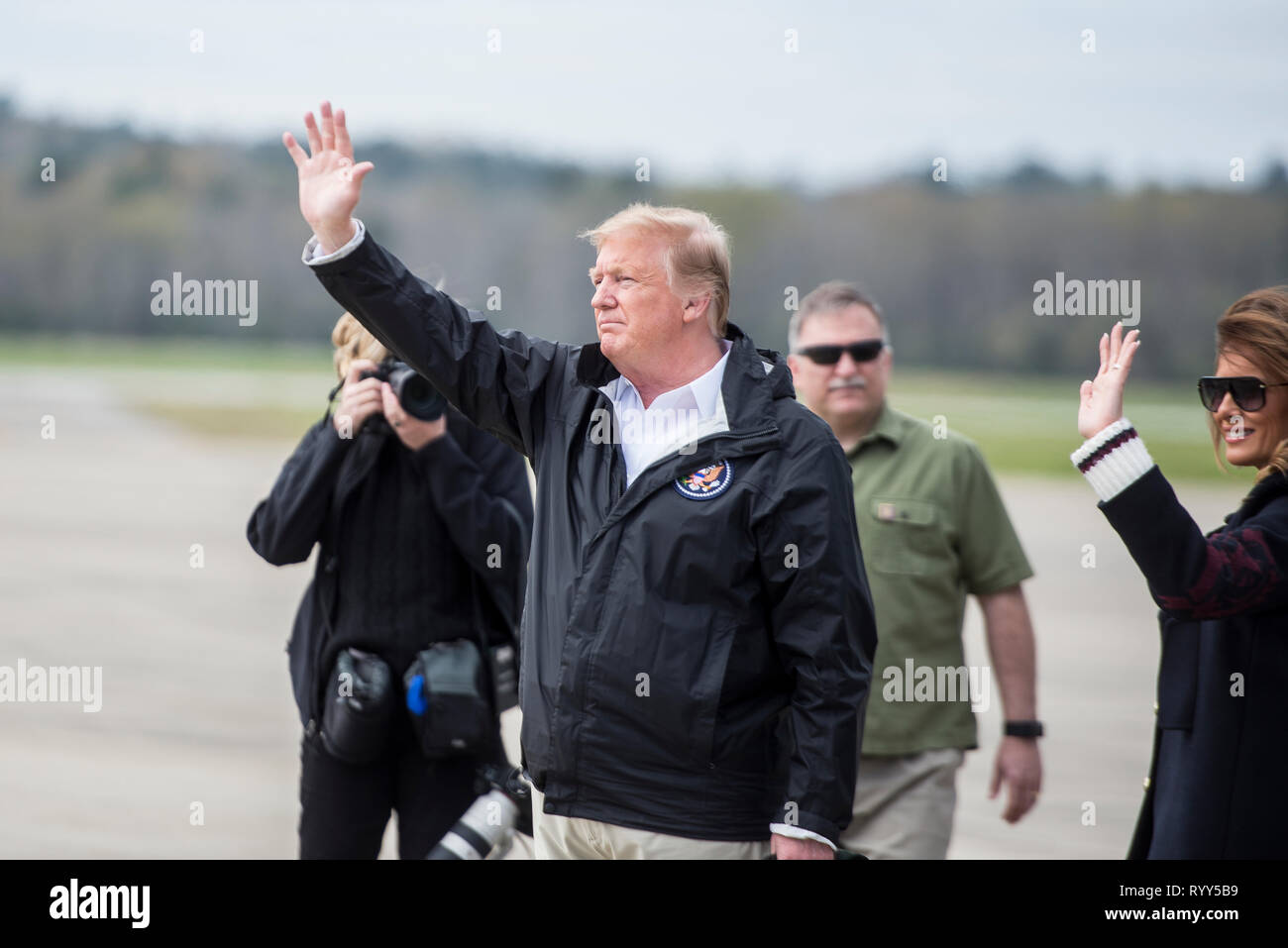 FORT BENNING, Ga. - Presidente Trump e la first lady Melania Trump sbarcati a Lawson Army Airfield 8 Marzo nella Air Force One prima di volare in Marine uno a Lee County, Alabama, dove il 3 marzo le tempeste e tornado ucciso 23 persone e causato gravi danni. Prima di uscire a Alabama, il presidente si è incontrato con il Mag. Gen. Gary M. Brito, la manovra di centro di eccellenza e Fort Benning comandante generale e con la Georgia governatore Brian Kemp sulla airfield flightline. (U.S. Esercito foto di Patrick Albright, manovra centro di eccellenza, Fort Benning Affari pubblici) Foto Stock