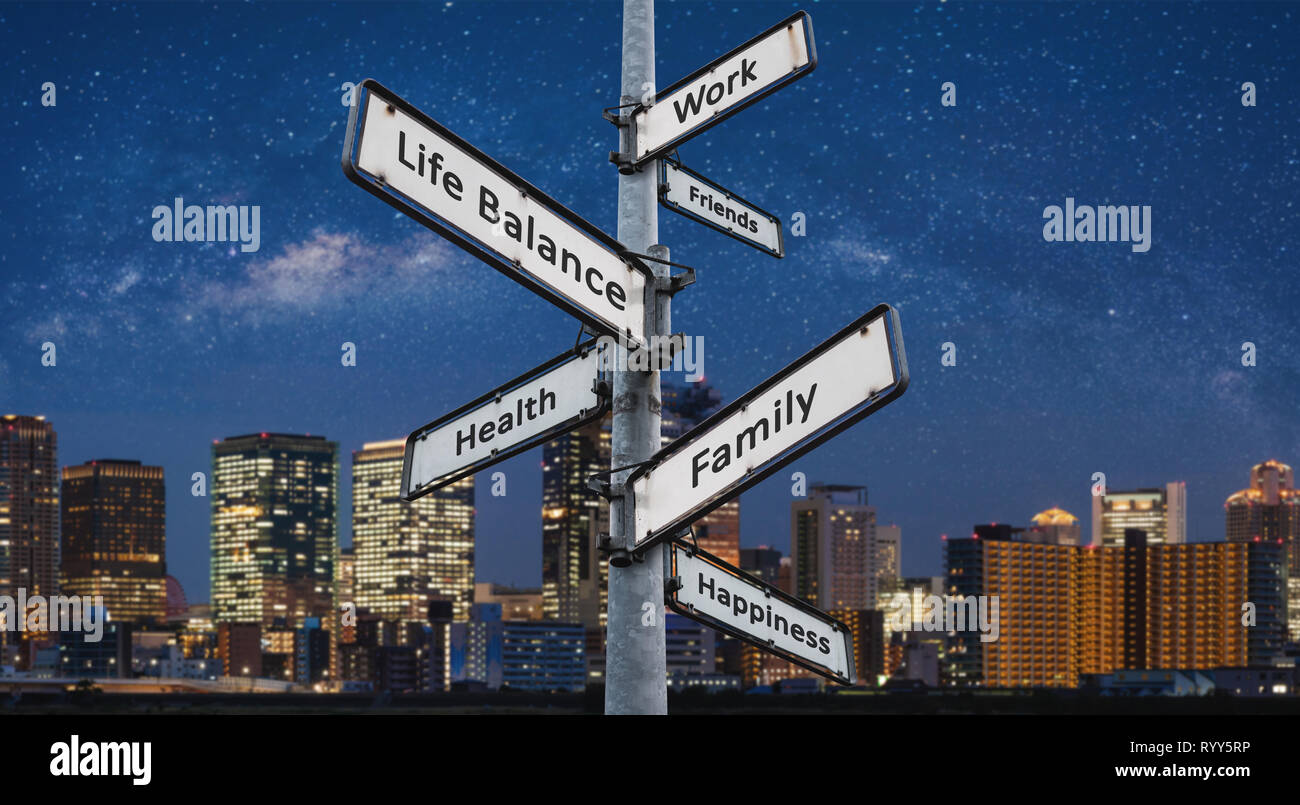 Life Balance scelte sul cartello, con la città di notte sfondi Foto Stock
