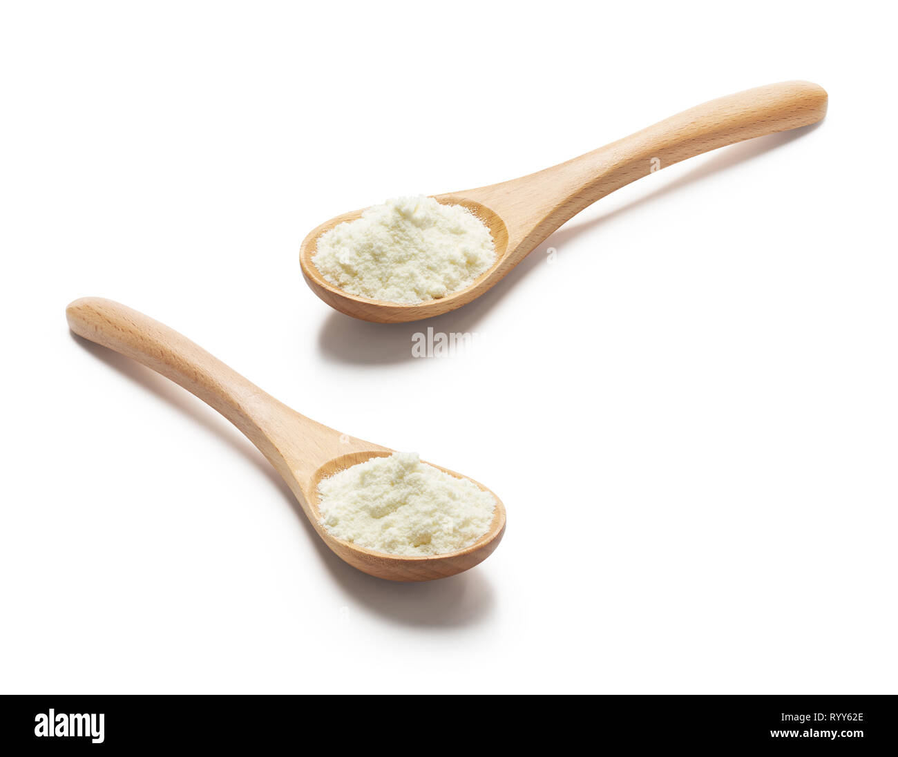 Cucchiaio di legno riempita con polvere di latte isolato su sfondo bianco Foto Stock