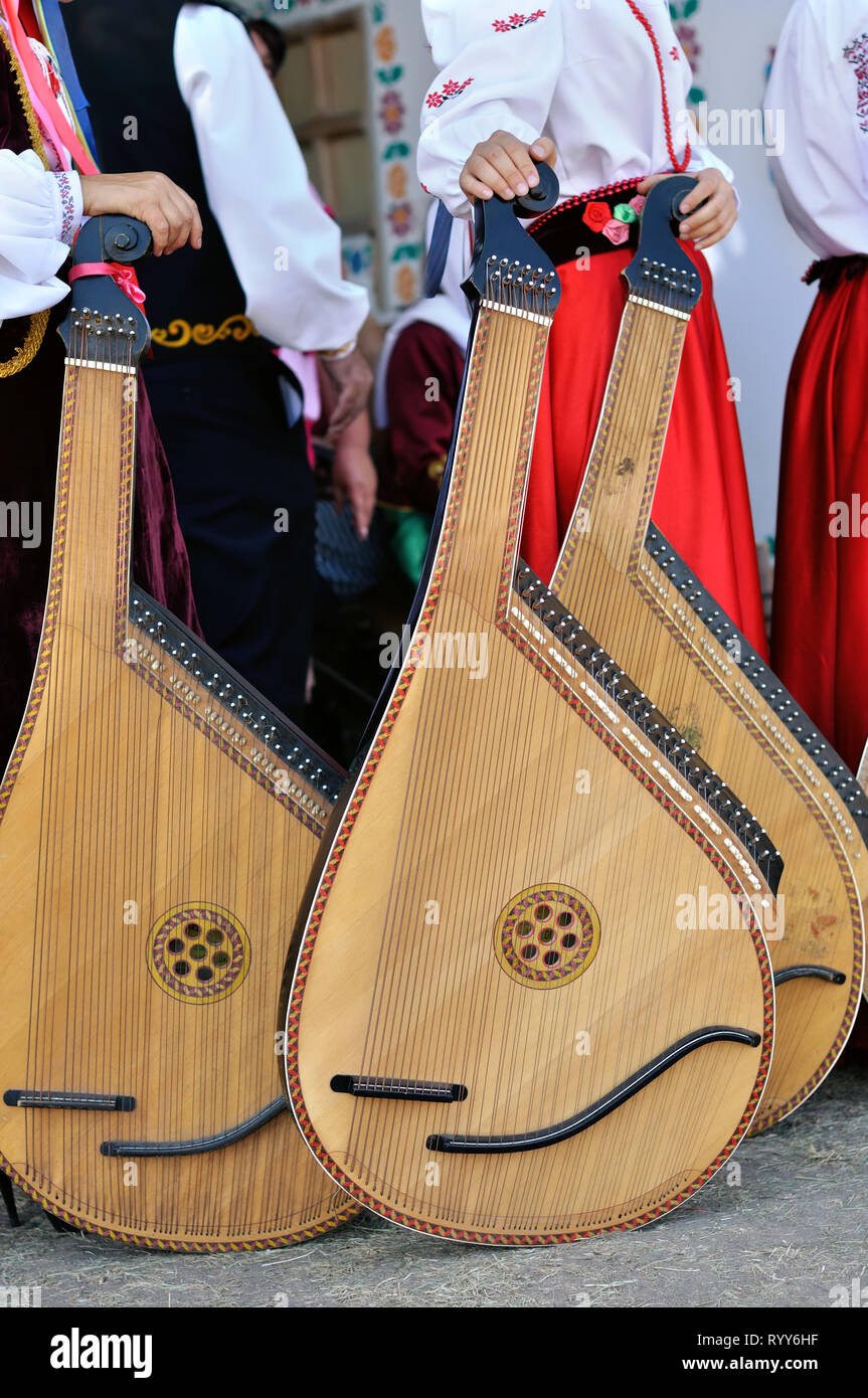 Irriconoscibile etnico musicisti con strumenti ucraino bandura (Pandora)  nel Folk Festival Foto stock - Alamy