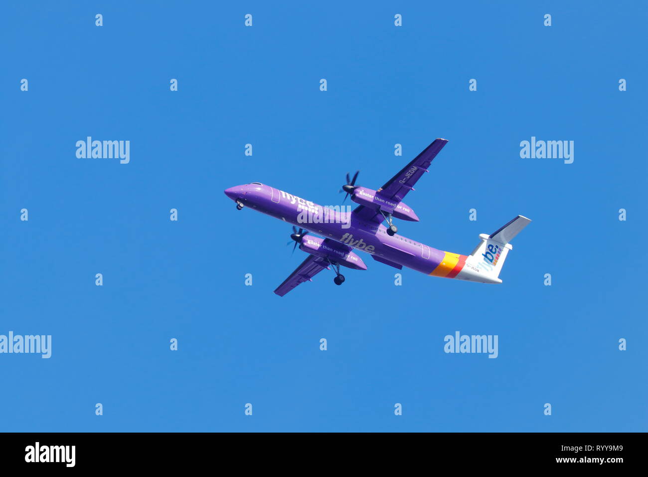 Flybe De Havilland Bombardier Dash 8 sull approccio finale all'Aeroporto Internazionale di Leeds Bradford. Foto Stock