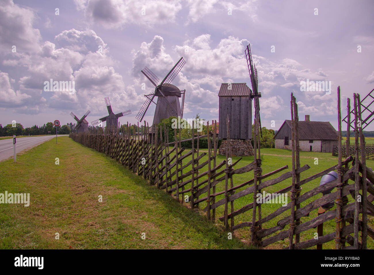 Cavalletto tradizionali mulini a vento in mulino a vento Angla park sulla isola di Saaremaa in Estonia Foto Stock