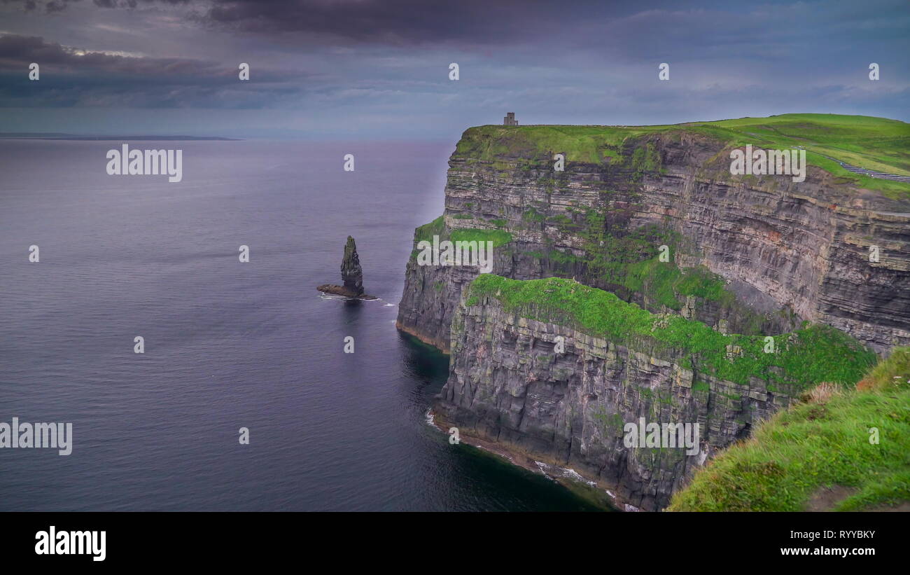 Le Scogliere di Moher in un paesaggio mozzafiato che si trovano nel paese di Irlanda Foto Stock