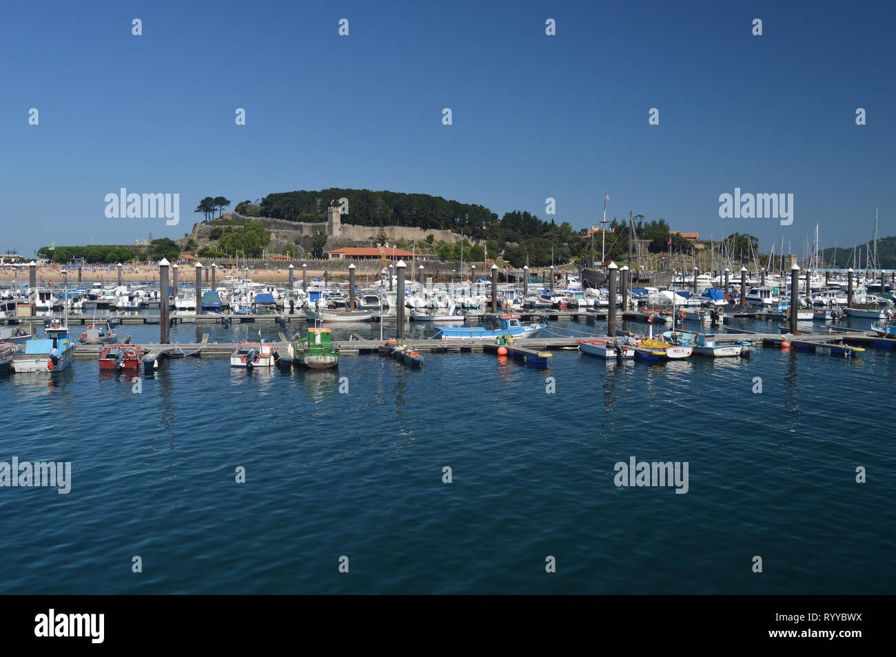 Marina con il Castello di Monterreal sullo sfondo a Bayonne. Natura, architettura, storia, Viaggi. Agosto 16, 2014. Bayona, Pontevedra, Galizia, Spagna Foto Stock