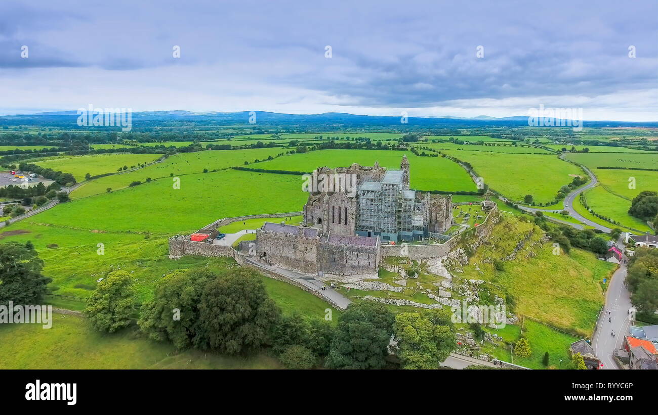 La veduta aerea della Rocca di Cashel e i campi verdi sul retro del vecchio castello in rovina in Irlanda Foto Stock