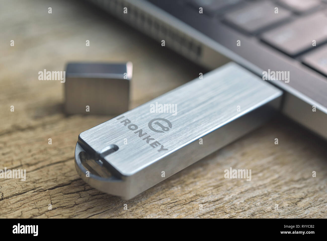 Galati, Romania - Marzo 15, 2019: Close up di Kingston Ironkey unità flash USB collegato al laptop sulla scrivania di legno Foto Stock