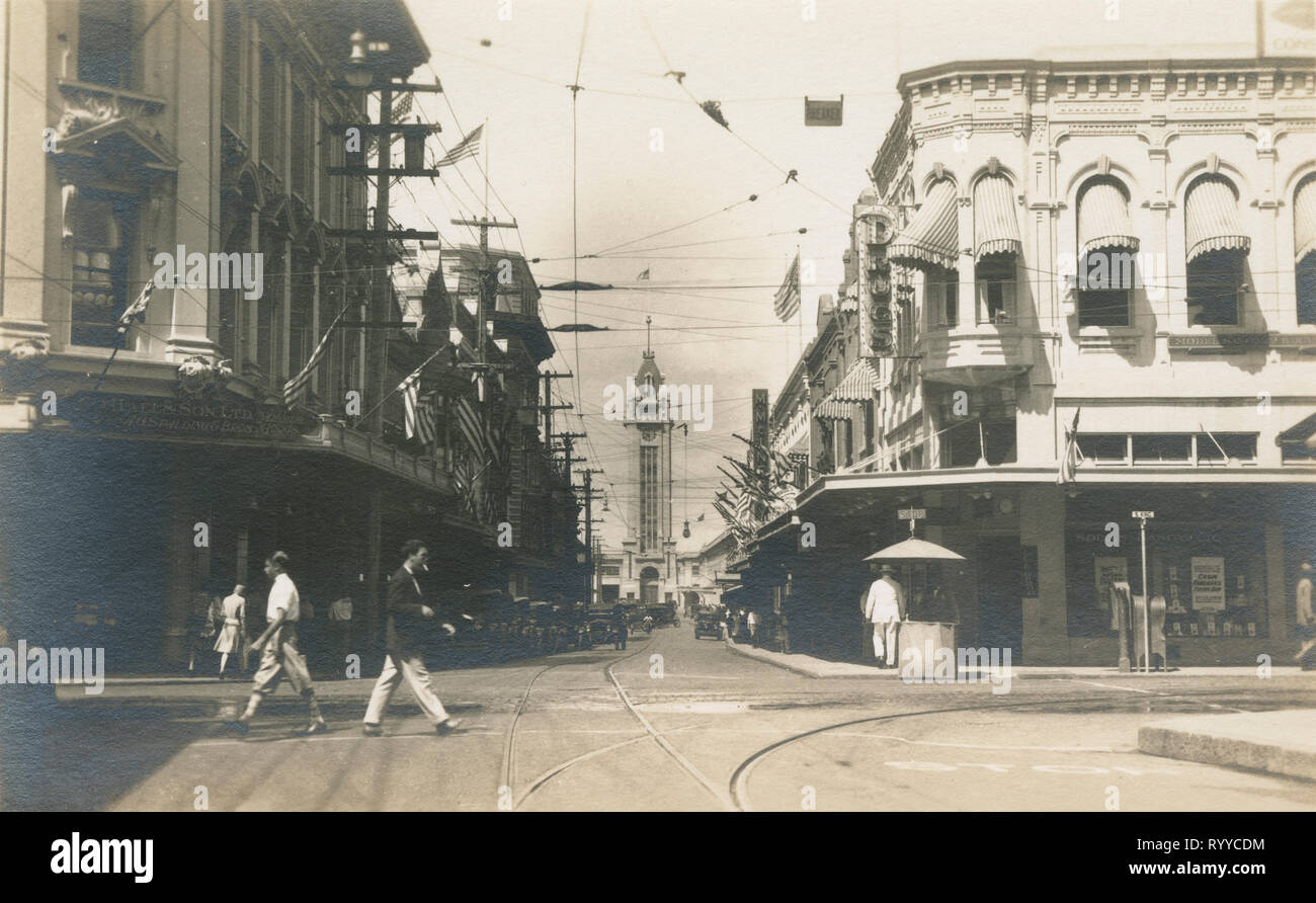 Antique c1930 fotografia, Fort Street (A S. King St.) guardando verso Aloha Tower a Honolulu, Hawaii, Stati Uniti d'America. Fonte: fotografia originale Foto Stock