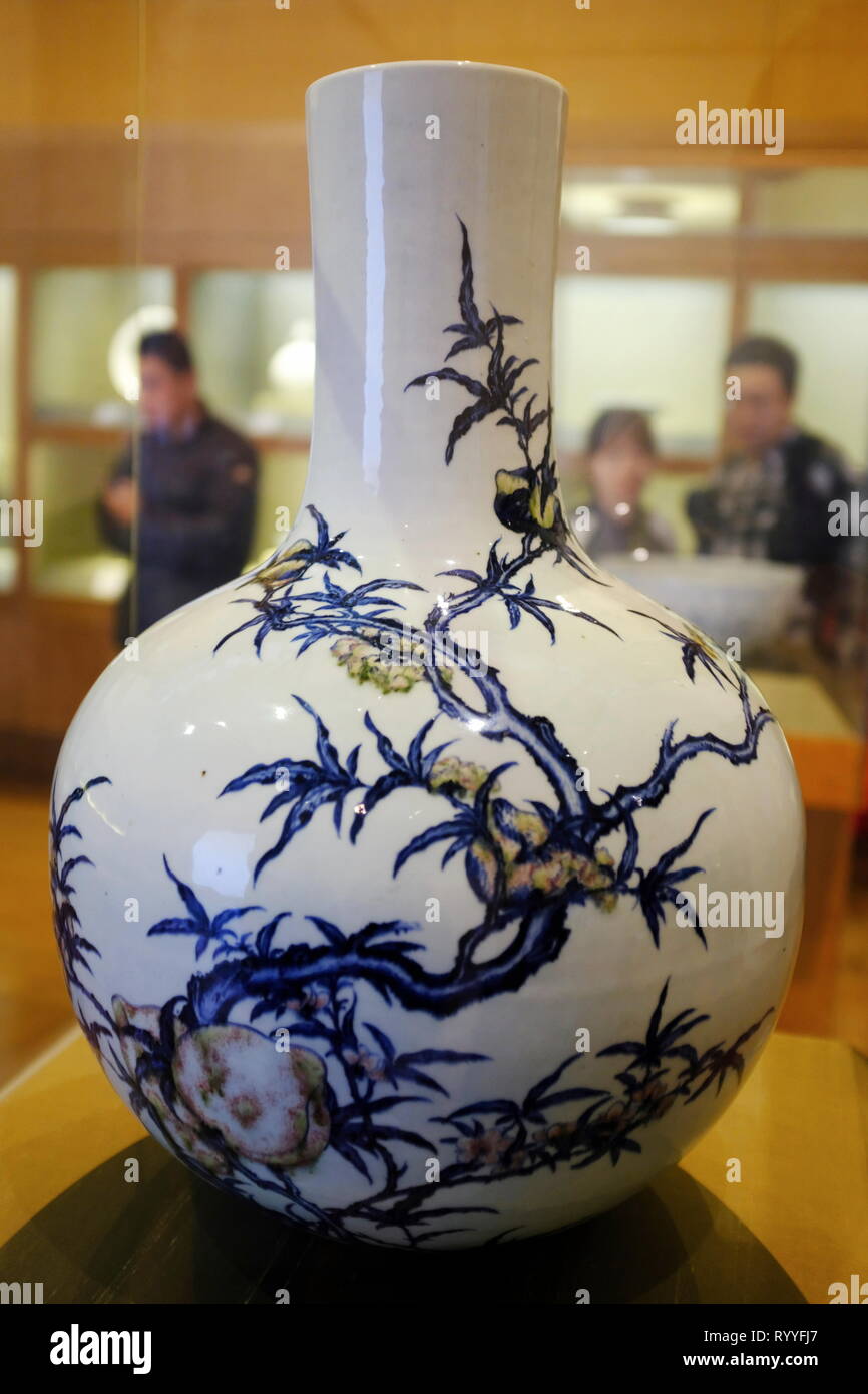 Blu e bianco vaso globulare con underglazed rosso design di pesche dalla dinastia Qing display in Suzhou Museum.Suzhou.Jiangsu.La Cina Foto Stock