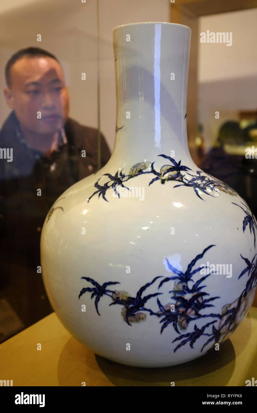 Blu e bianco vaso globulare con underglazed rosso design di pesche dalla dinastia Qing display in Suzhou Museum.Suzhou.Jiangsu.La Cina Foto Stock