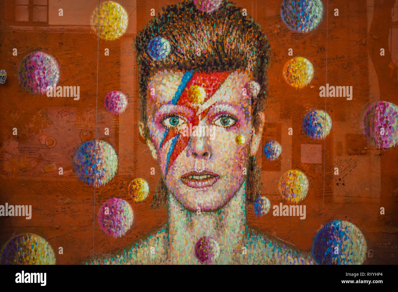 Londra, Inghilterra - Dicembre 2018 : Graffiti in memoria del cantante David Bowie come Ziggy Stardust, Brixton Foto Stock