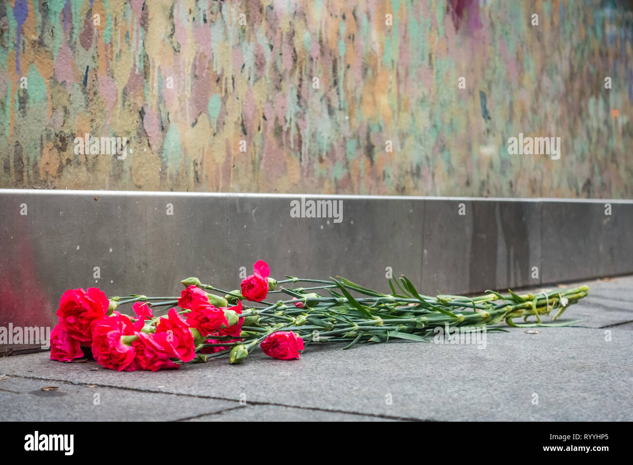 Londra, Inghilterra - Dicembre 2018 : mazzo di fiori lasciato sotto graffiti in memoria del cantante David Bowie come Ziggy Stardust, Brixton Foto Stock