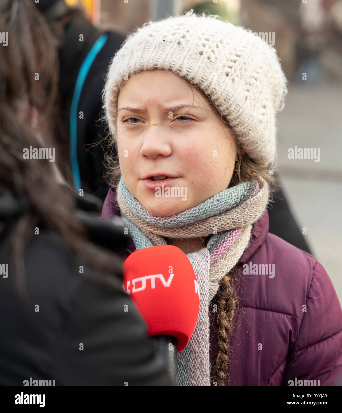 Stoccolma, Svezia - 15 febbraio 2019: 16-anno-vecchio attivista clima Greta Thunberg dimostrando al di fuori del parlamento svedese House (Riksdagshuset) Foto Stock