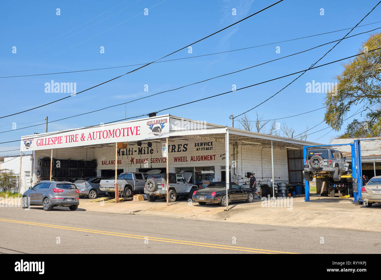 Piccola città garage, pneumatico e della riparazione di automobili in negozio con alloggiamenti esterni di Prattville in Alabama, Stati Uniti d'America. Foto Stock