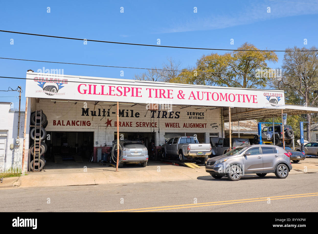 Piccola città garage, pneumatico e della riparazione di automobili in negozio con alloggiamenti esterni di Prattville in Alabama, Stati Uniti d'America. Foto Stock