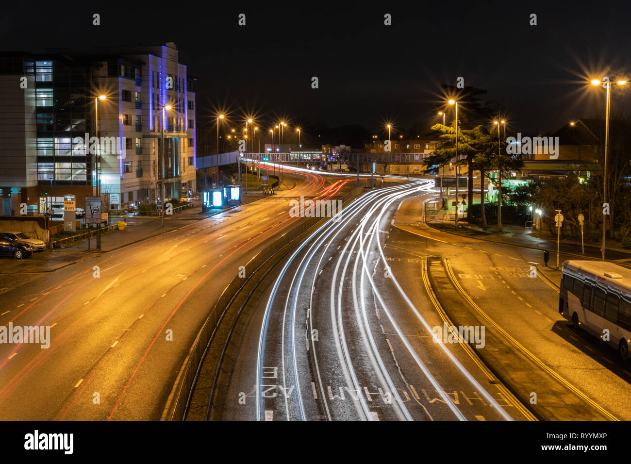 Traffico sentieri di luce di notte a Portsmouth Foto Stock