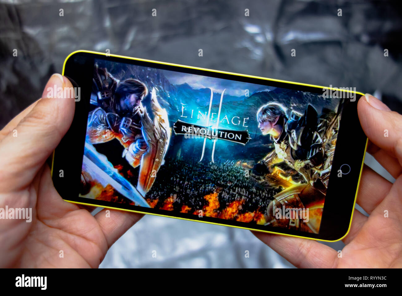Berdyansk, Ucraina - 16 Marzo 2019: mani di uno smartphone con lineage 2 revolution gioco sullo schermo di visualizzazione. Foto Stock