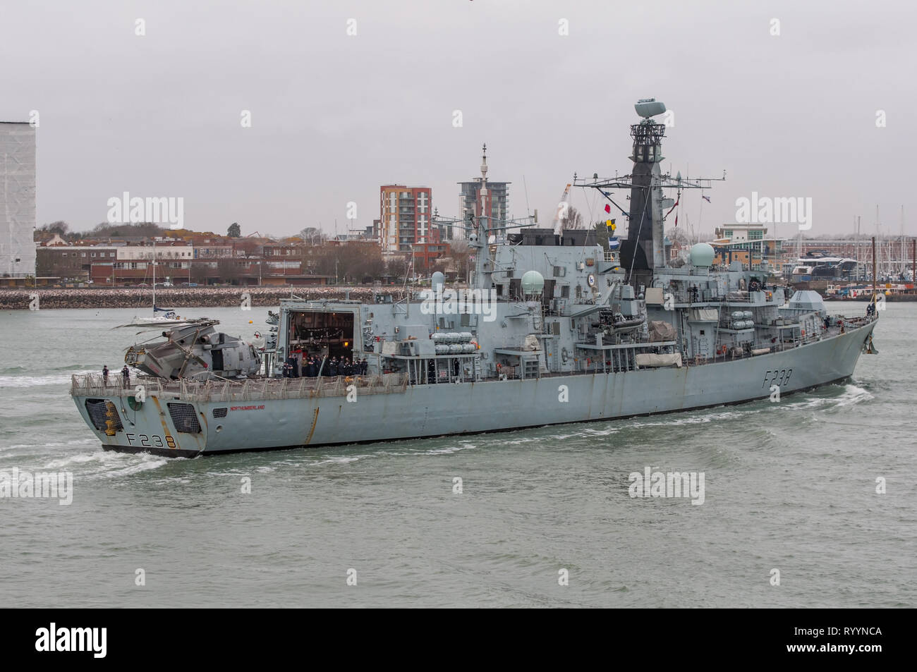 Royal Navy warship HMS Northumberland, un tipo 23 anti sommergibile frigate arriva a Portsmouth, nel Regno Unito con un avviato Merlin HM2 elicottero sul 15/3/19. Foto Stock